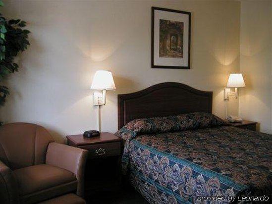 Intown Suites Extended Stay Greensboro Nc - Lanada Habitación foto